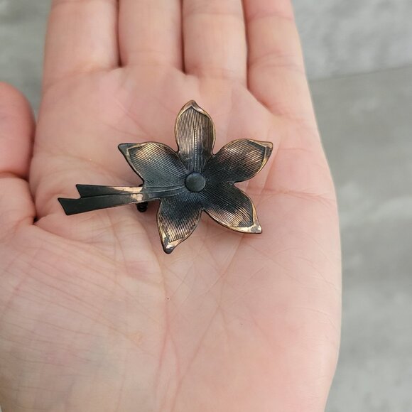 Vintage Flower Brooch Pin Brass Tone Five Petal Floral Jewelry Accessory 2 Inch - Picture 6 of 6
